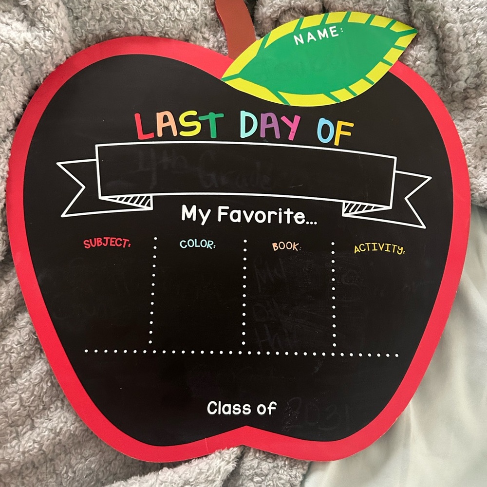 Apple-Shaped First/ Last Day  Chalkboard Sign for Kids